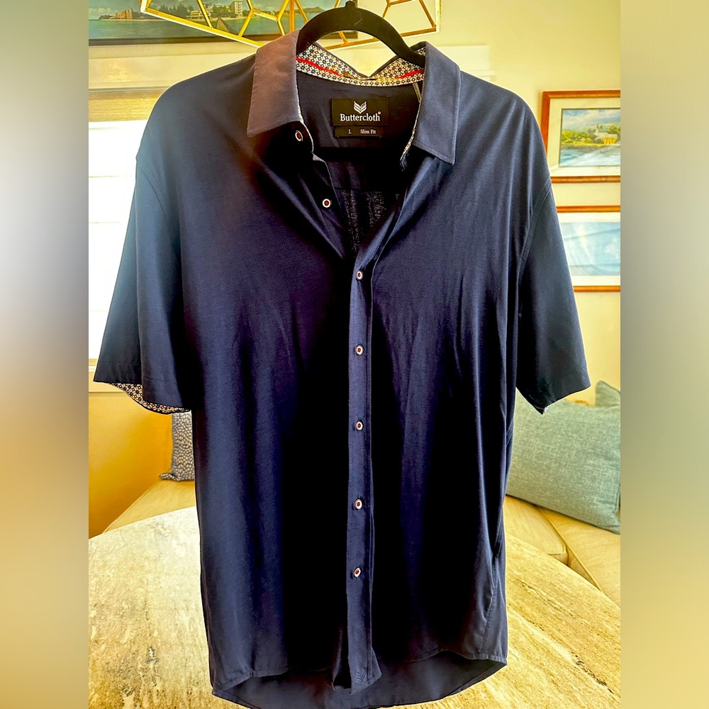 Never worn men’s Buttercloth shirt